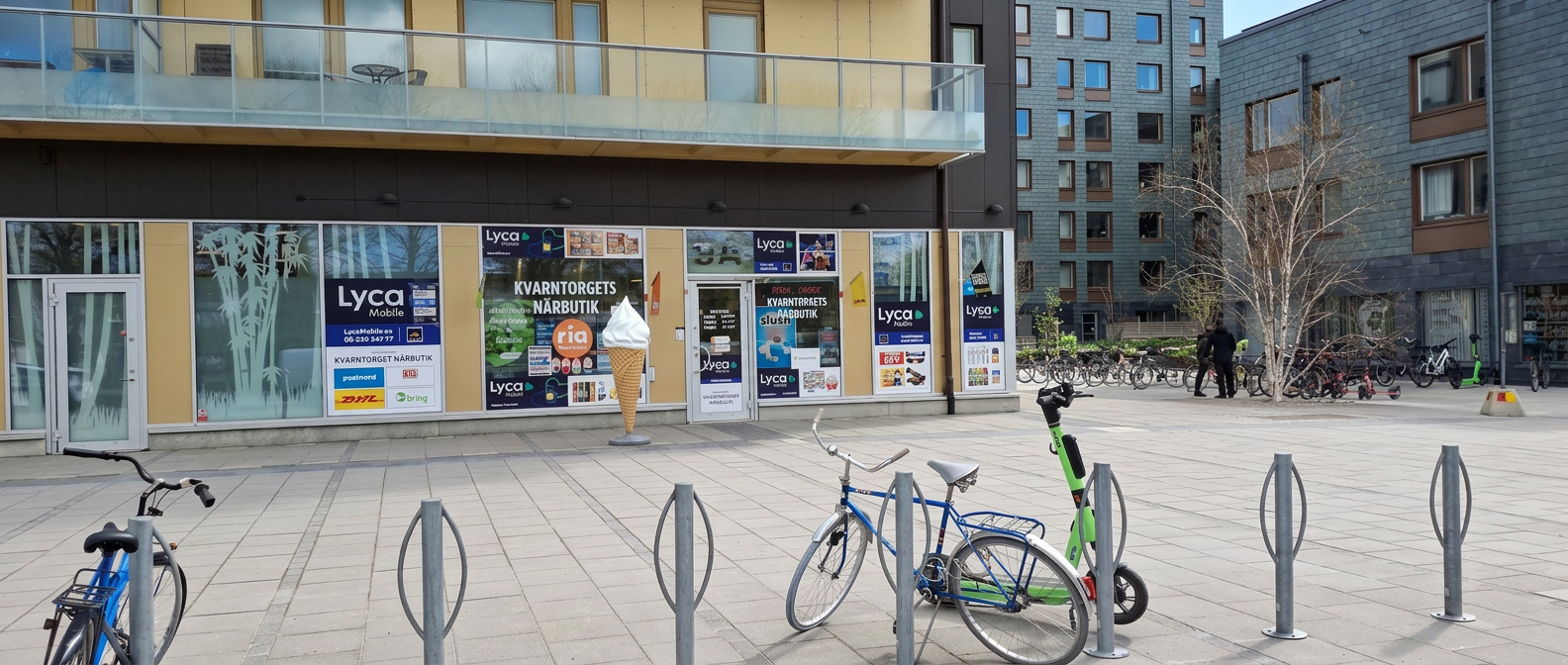 Kvarntorget Närbutik och torget utanför i dagsljus